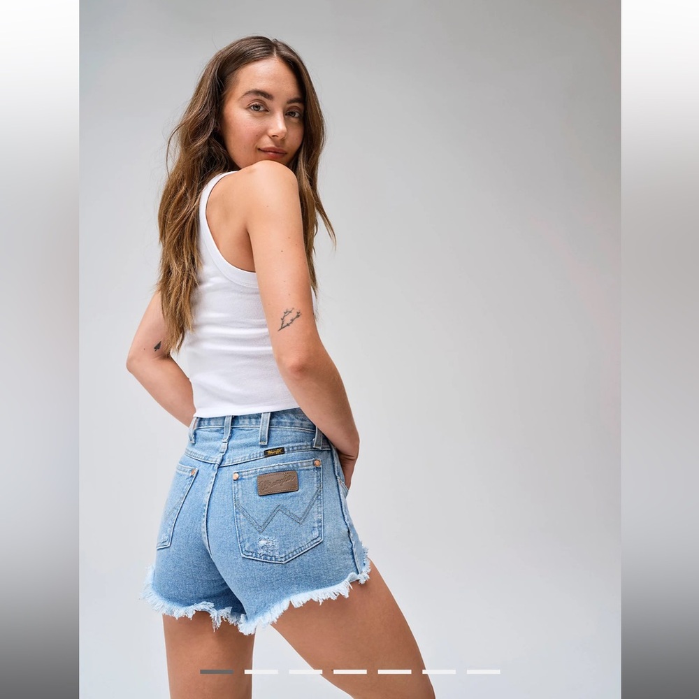 Wrangler reworked shorts in light stone wash. Size 26